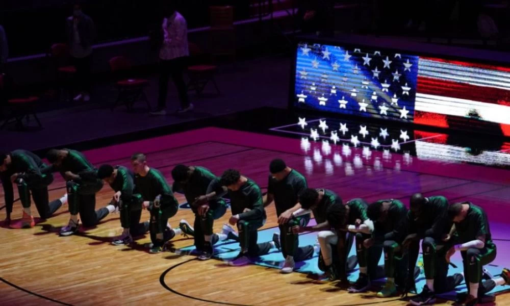 NBA: Σέλτικς, Χιτς, Μπακς και Πίστονς γονάτισαν αντιδρώντας στην εισβολή στο Καπιτώλιο (βίντεο)